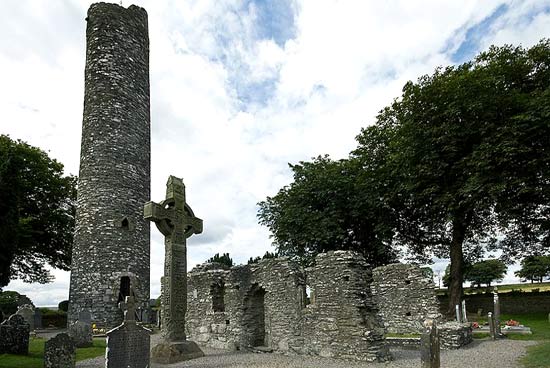 ruïne van een 5de-eeuws klooster met Keltisch kruis in het Ierse Monasterboice