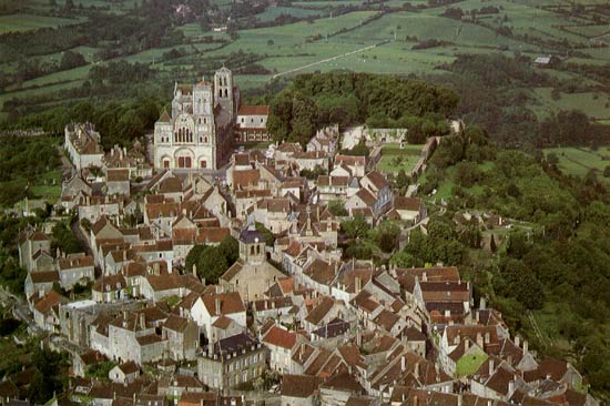 de romaanse St. Magdalenakerk op de sainte colline in het Franse Vézelay (Bourgondië), vertrekplaats van een der 4 grote Jakobsroutes in Frankrijk