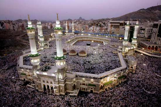 de massa van moslims-pelgrims rond de Ka'aba in de Grote Moskee van Mekka