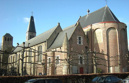 De St. Pietersbandenkerk van Dudzele met, links, de traptoren van de gesloopte 12de eeuwse romaanse kerk.
