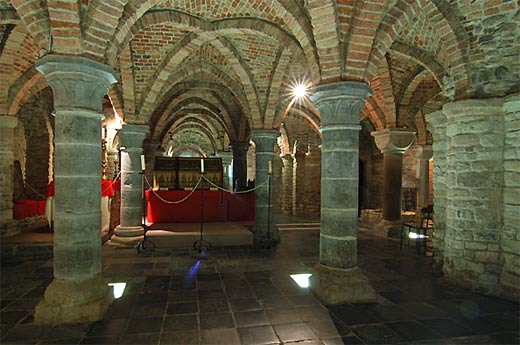 St. Hermes' reliekschrijn in de romaanse kerkcrypte van Ronse.
