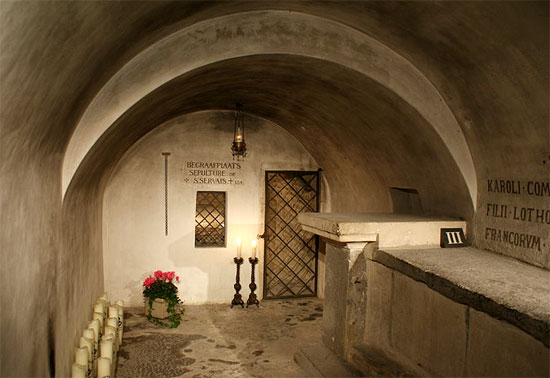 Crypte met graf van St. Servaas, een overblijfsel van de 1ste stenen kerk (550)