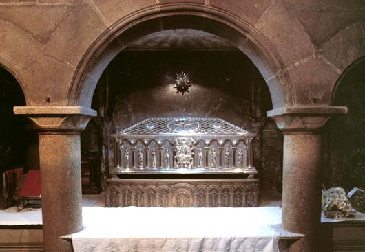 het zilveren reliekschrijn met de stoffelijke resten van de H. Jakobus in de crypte