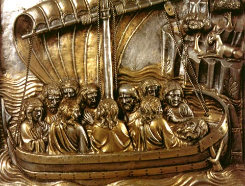 bootje met lichaam van Jacobus, omringd door zijn leerlingen. Detail van zilveren Jacobusaltaar, 1287-1465. Pistoia (It.), Dom