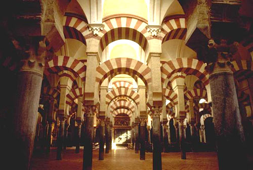 de 8ste-eeuwse moskee, de Mezquita, in de hoofdplaats van het Moorse emiraat Cordoba, sinds de 13de eeuw een christelijke kathedraal