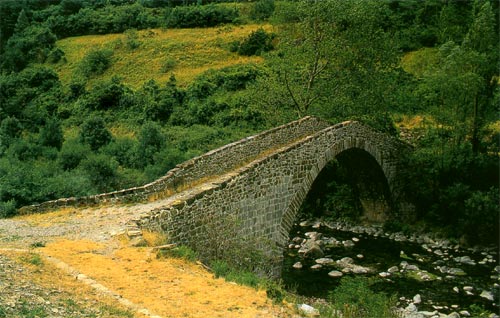 een eeuwenoud brugje op de Compostela-weg in N.-Spanje