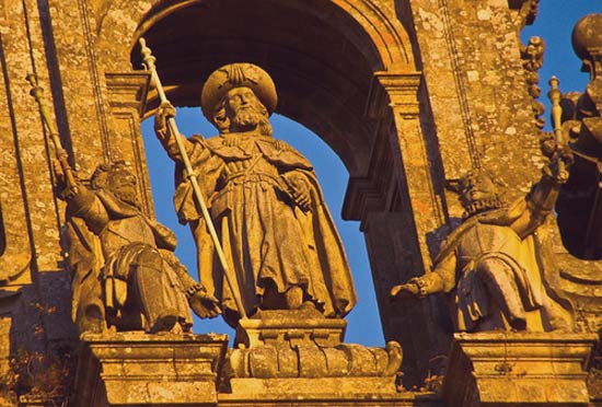 beeld van de H. Jakobus boven de kathedraal, wakend over Santiago de Compostela