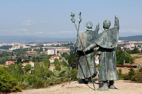 2 moderne bronzen beelden van pelgrims op de Berg der Vreugde