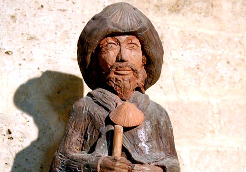 een pelgrim met Jakobsschelpen op zijn hoed en schoudermantel. Beeld in de St.-Jacobuskerk van het Zuid-Franse Miradoux