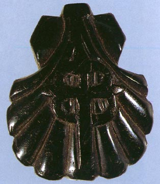 schelp in git met kruis van Compostela-ridderorde