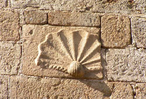 schelp-symbool op de buitenmuur van de kerk van Usson-en-Forez (Frankrijk)