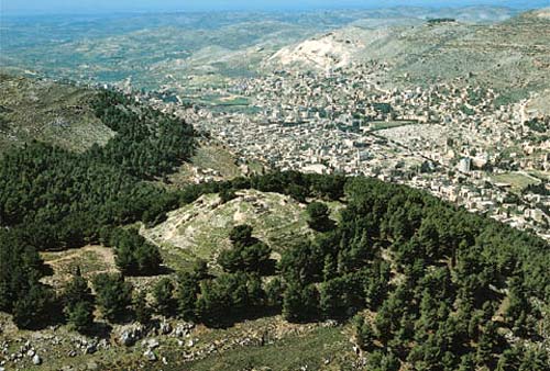 Shechem, in Samaria, waar Jezus bij de put van de aartsvader Jakob ging rusten en er zich onderhield met de Samaritaanse vrouw (Joh. 4, 5-6). 