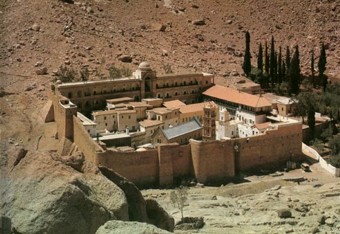 Het St.-Katharinaklooster aan de voet van de Sinaï-berg in de Sinaï-woestijn.
