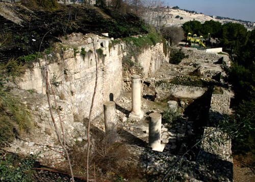 grondvesten, muren, zuilen en vloeren van de 6de eeuwse Byzantijnse 'Nea Theotokos'- basiliek, opgegraven in de jaren 70 van de vorige eeuw