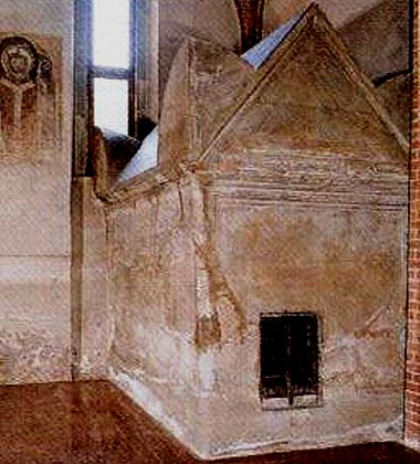 het lege marmeren mausoleum, waarin de stoffelijke resten van de Drie Wijzen eeuwenlang (344-1164) rustten