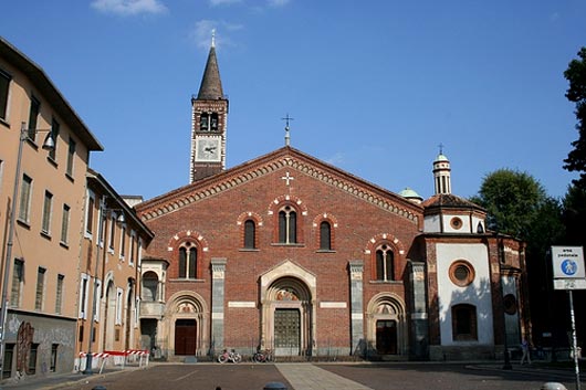 De voorgevel van de basilica Sant'St-Eustorgio in Milaan nu