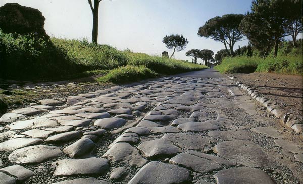 een stuk Romeinse heerweg, vertrouwd onderdeel van de middeleeuwse pelgrimsweg naar Rome