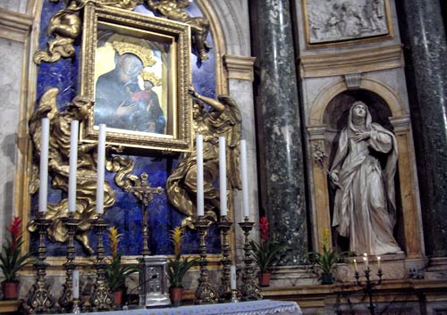De icoon 'Madonna del Voto' en rechts het beeld van de H. Catharina van Siena