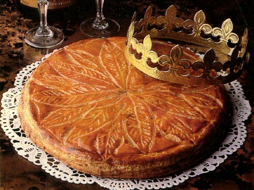 Een Driekoningen-taart met boon, zoals die tot op vandaag wordt gebakken