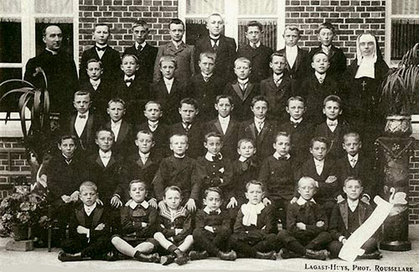 een klasfoto uit 'het klein college', geleid door Zr. M.-A. Lampaert, rechts bovenaan (1910)