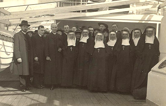 de 5 eerste missiezusters op de Congoboot 'Anversville II' vlak voor hun vertrek (6 oktober 1926)