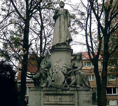 standbeeld van Mgr Désiré De Haerne in Kortrijk