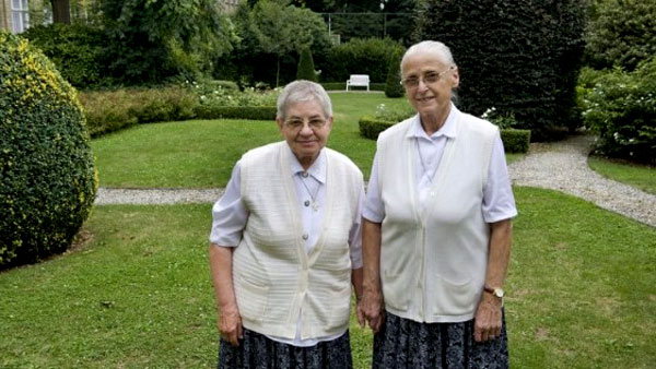 De 2 laatse zusters Godelieve Capelle (links) en Godelieve Depreitere (rechts) net vóór hun vertrek uit Moorslede in 2013