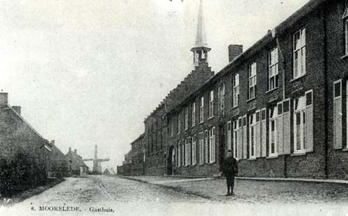 het gasthuis in Moorslede (postkaart, 1878)