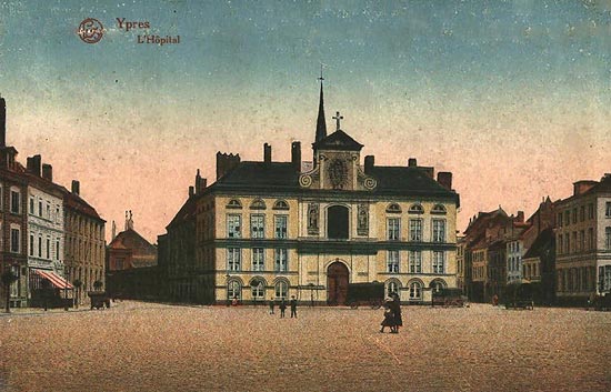 Het O.L.-Vrouw gasthuis in Ieper, aan de oostkant van de Grote Markt. Na WO I werd op die plek het gerechtshof opgericht en het hospitaal verhuisde naar de Lange Torhoutstraat.