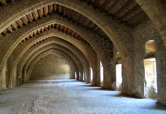 Slaapzaal van de 13de-eeuwse benedictijnerabdij in Lagrasse (Fr.)