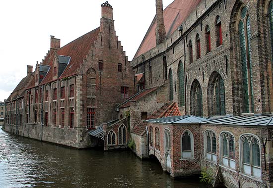 De zuidgevel van het St.-Janshospitaal (1188) van Brugge