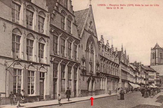 Het vroegere Belle-Godshuis in de Rijselsestraat in Ieper op een ansichtkaart van voor Wereldoorlog I