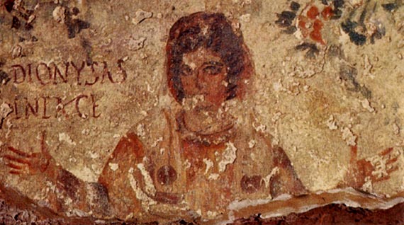 Orante (= biddende vrouw) met opgeheven handen, symbool van de menselijke ziel, die rust heeft gevonden in het Paradijs. Fresco, begin 4de eeuw. Rome, Catacomben van Callixtus.