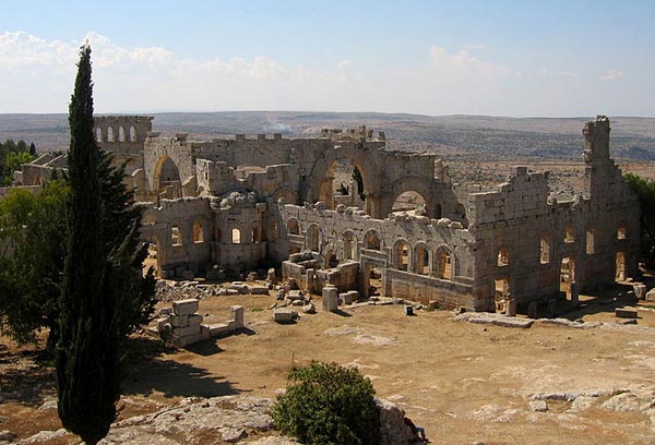 Ruïnes van de basiliek van de H. Simeon de Styliet. Ernaast zijn de resten van het oudst bewaard gebleven gasthuis voor pelgrims. Deir Seman (nabij Aleppo, in Noord-Syrië).