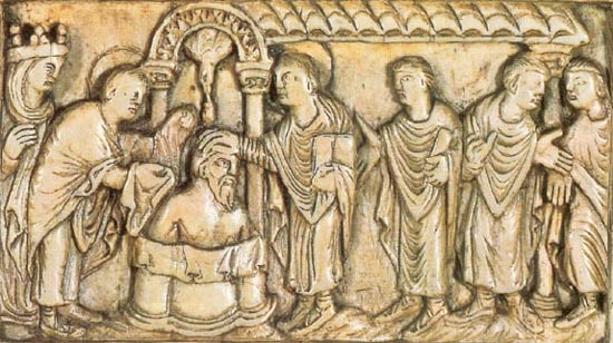 De doop van koning Chlovis in Reims. Halfverheven beeldhouwwerk, 9de eeuw.