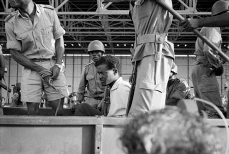 ex-premier Patrice Lumumba bij zijn arrestatie