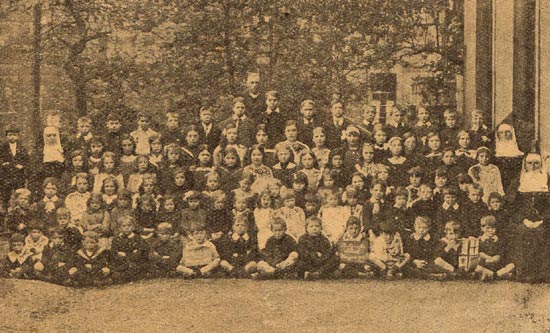 krantenfoto van de Belgische schoolkolonie met 3 zusters in Gallowgate (Glasgow)
