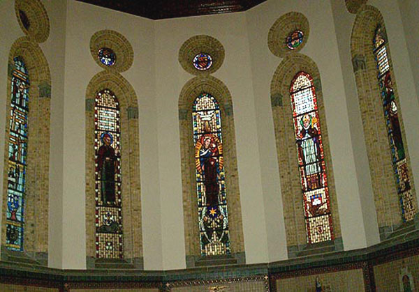de glasramen in het koor van de nieuwe kloosterkapel in Moorslede na Wereldoorlog I. Centraal O.L.Vrouw, links St.-Jozef en rechts de H.-Augustinus (1934)