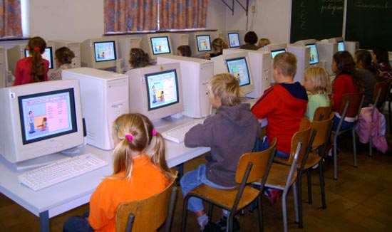 leerlingen van het 3de leerjaar in de computerklas