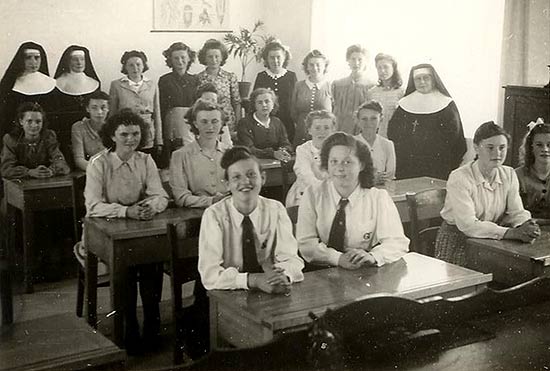 de leerlingen van de Middelbare Huishoudschool aan het einde van het schooljaar 1945-46
