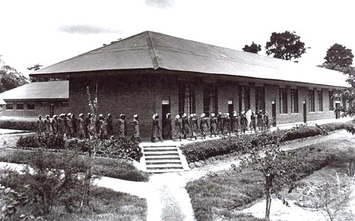 de huishoudschool van de missiezusters van ten Bunderen in Basankusu in de jaren '50