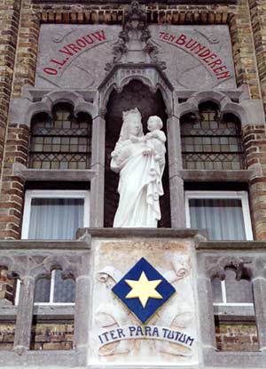 het beeld van OLVrouw Ten Bunderen boven de kloosteringang
