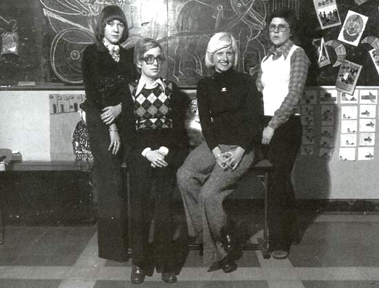 de juffen Michelle, Agnes, Annie en Monique lossen de zusters af in 1971