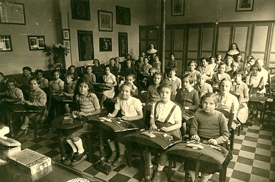 een klas met jonge kantwerksters in 1953