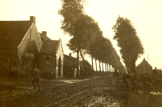 De Menensesteenweg met links de kruiskapel, tijdens Wereldoorlog I.
