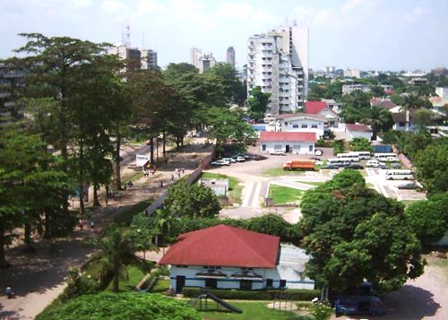 zicht op de Zaïresche hoofdstad Kinshasa