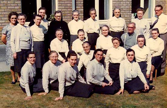 groepsfoto met een paar Mill Hill-missionarissen op bezoek (begin van de jaren '70)