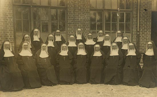 de bewoonsters van het klooster van Knokke in 1919