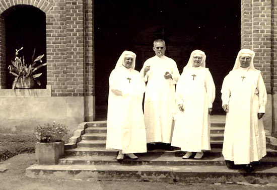 bezoek van dir. G. Declerck aan de zusters (v.l.n.r.) Maria-Francisca, Eudoxie en Fabiana (augustus 1964).