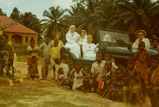 samen in de jeep van de plaatselijke ex-koloniaal, na de zondagmis in Kodoro. V.l.n.r. de zusters Irène, Marie-Josephine, Fabiana en Eudoxie.
